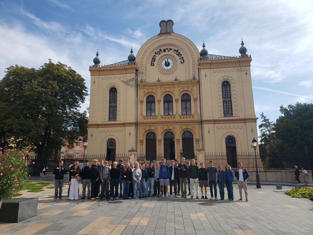 Gruppenbild vor der Synagoge von Pécs