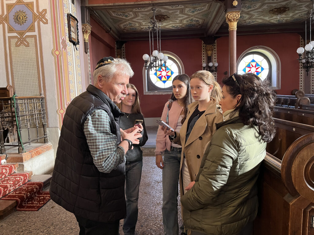 Schülerinnen im Interview mit dem Vorstand der jüdischen Gemeinde in der Synagoge