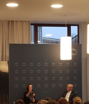Generalkonsul Dr. James Miller mit Sarah Ackermann vom Amerikahaus München