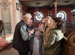 Schülerinnen im Interview mit dem Vorstand der jüdischen Gemeinde in der Synagoge